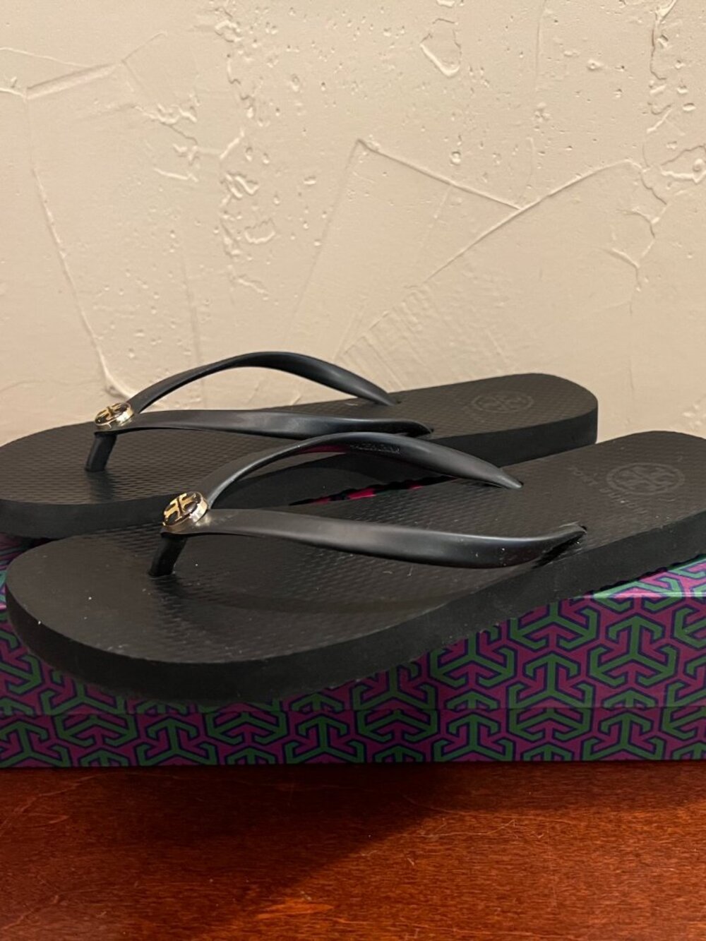 Tory Burch Women’s Black Flip Flop Sandals Gold Logo PVC Thong - Size 7 - Picture 4 of 10